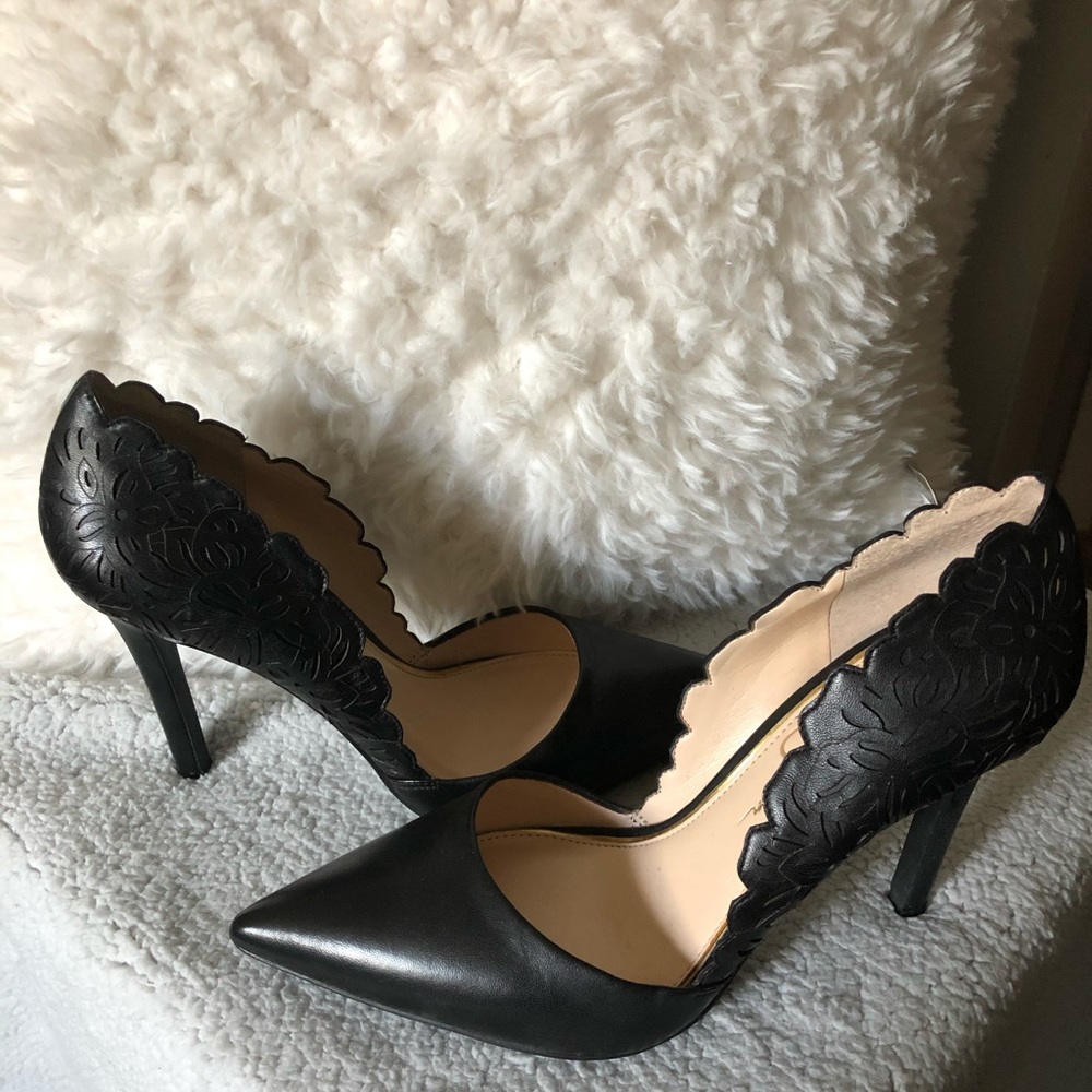 Black pumps